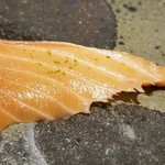 馳走 啐啄一十  - ⑬桜鱒(山形県庄内産・5kg・熟成日数聞き忘れ)
      産卵期は晩冬～春、旬も晩冬～春。
      鮭と同じく海に下った山女魚が産卵のために遡上してきた時に獲れるのが桜鱒。
      銀色の体色が美しい魚、今シーズン最後の桜鱒