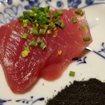 馳走 啐啄一十  - ⑭鰹(静岡県御前崎産・3日寝かせ)
      ニンニク炭パウダーで。
      上り鰹は身に脂肪分が少ないため身に弾力があり、放血神経〆により生臭さも抑制。
      非常に透明感のある身の色に鰹だということを忘れそうになります。