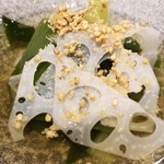 馳走 啐啄一十  - ⑯加賀蓮根とワカメの真昆布出汁
      加賀蓮根はシャキシャキ感と特有の甘みがあります。
      ワカメの新鮮な味わい、真昆布に加えていりこ・鯖節・鰹節・あご出汁で取った出汁は透明感があってクリアな旨みが味わえます。