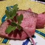 馳走 啐啄一十  - ⑰栃木牛(栃木県産・未経産牝牛・A5)のイチボのローストビーフ
      備長炭でじっくり焼き上げられ、 芳ばしく薫り立っています。