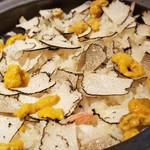 馳走 啐啄一十  - ⑱春トリュフ(イタリア産)ご飯(プレーン&生玉子入り)に赤雲丹(宮崎県産)と毛蟹をトッピング
      春トリュフの控えめながらも艶やかな薫りが立ち昇って来ます
      今回はトリュフてんこ盛り&赤雲丹&毛蟹の豪華版。
