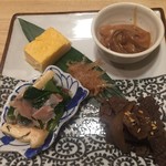 Washudokoro Jungin - コースの前菜代わりとなる酒肴5点盛り　自家製塩辛 牛肉の炊いたん 出汁巻き玉子 梅水晶 お浸しです
