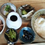 Miwa No Sato Ikegawa - 山かけソーメン900円税込みプラス300円で定食にできます
                        定食にするとおこわ 漬物 黒豆 小鉢がついてきます