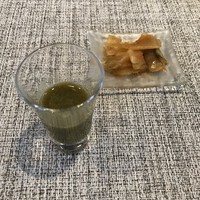 トーキョー シノワ 神子 - 野菜ジュースとザーサイ