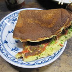 庚申酒場 - 露天のお好み焼きをおすそ分けしてくれました。