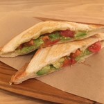 コーヒーアンドプランツ - Iアボカド＆トマト＆チーズ