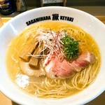 Sagamihara 欅 - 鶏白湯らーめん　８００円　大盛は+１００円　いつもの燻製豚肩ロースチャーシューとホロホロの豚バラロール、太い材木メンマ、白髪葱と小口切りの青葱、赤玉葱の代わりに糸唐辛子。