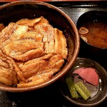 Buta Ya Ippo Ippo - 【豚丼　￥860（税込）】
                      店入口の看板の写真は、メガサイズのものです
                      値段も税抜き表示なのでご注意を～!!
                      私には普通サイズでちょうど良かったです