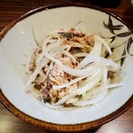 もつ焼 あぶさん - オニオンスライスにサバ缶を合わせた品