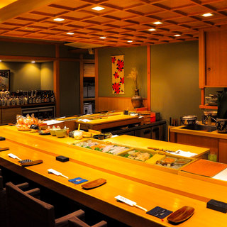 A gentle and dignified space. A Japanese-style counter and a sunken kotatsu table are available.