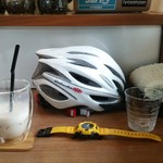 みんなのコーヒー - OGKカブトのヘルメット、黄色のGショック、タオルマフラー、フォックスのグローブ。