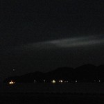 みんなのコーヒー - 八時前位のみんなのコーヒーからの大島と渡海船。島の上方面だけ空が明るい。