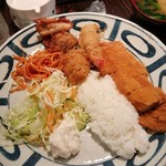 食堂酒場 SHOWA なつかしや - ミックスフライ定食