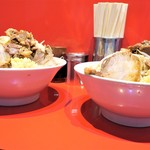 ラーメン二郎 - ＜参考＞大豚野菜（左）との比較