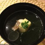 Chiisai Mise Yoshi - 鯛と卵豆腐、ワカメのお吸い物