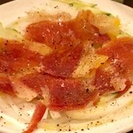 スモーキーバル - 「切りたてハモン・セラーノ サラダ仕立て」。“ちょい飲み手帖セット”は、燻製の3種盛りかこちらかの二択だ。