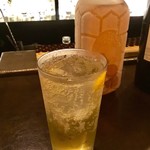 SMOKY BAR - 「ハイボール」(ちょい飲み手帖セット)。写真では分かりにくいが、小さな氷柱のような氷だったので、ちょっと楽しかった。