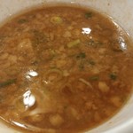 肉汁麺ススム - 麺を食べたあと、スープ割りを。甘口こってりなつけ汁は、かなり薄まった気がした。でも、脂身がけっこう入ってきた(^^;