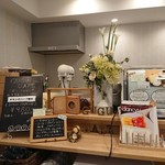 GUGU CAFE - 板書によれば、コーヒーやプチデザートをつけると980円とのこと。