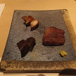 炭火割烹 大嶋 - メイン炭火：牛肉もも、牛タン、三河鶏香草