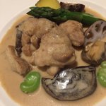 マッシュルーム - リドヴォーとキノコのフリカッセ。左がカンゾウタケ、手前が原木椎茸。
