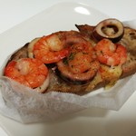 86650162 - 厚切りカンパーニュに豪華な具がぎっしり、海老とスルメイカのアヒージョ風タルティーヌ486円