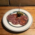 BARU 竹末 - お通し：オリーブ、サラミ、チョリソー。