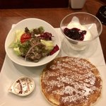 丸の内 CAFE 会 - パンケーキとサラダのプレート