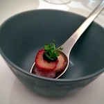 エディション・コウジ シモムラ - 宮崎の地鶏にトチオトメの苺とキャビアのせ