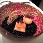 エディション・コウジ シモムラ - キャサバのチュイル、ポンデケージョやフリット、マスのディップがのったクラッカー