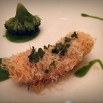 エディション・コウジ シモムラ - カダイフを纏った的鯛のフリット。ブロッコリーのクーリとレモンジャム
