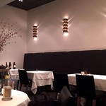 エディション・コウジ シモムラ - 天井が高くて素敵な店内