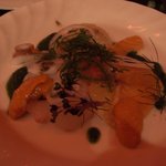 前菜①　魚介類と柑橘類　パプリカのソース