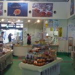 Hotate Hiroba - 店内は海産物が満載です。