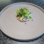 イチリン ハナレ - 季節の貝：鳥貝 赤貝 帆立 マイクロリーフ 生姜で1