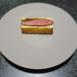 イチリン ハナレ - 山形のシャトーブリアンの黒酢カツサンド えごまマスタードで1