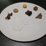 イチリン ハナレ - 茶菓子：干し葡萄 東方美人のクッキー 杏仁のマカロン 山椒のチョコレートのピーカンナッツの飴炊き乗せ 生姜のキャラメル 無花果1