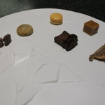 イチリン ハナレ - 茶菓子：干し葡萄 東方美人のクッキー 杏仁のマカロン 山椒のチョコレートのピーカンナッツの飴炊き乗せ 生姜のキャラメル 無花果2