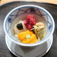 肉割烹 上 - 赤身と昆布森雲丹と毛ガニと白海老紹興酒漬けとキャビアのミニ丼ぶり