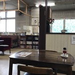 食事処 魚屋の台所 - テーブル席並ぶ店内です。