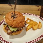 マンチズ バーガー シャック - ベーコンチーズバーガー(ポテト付き)