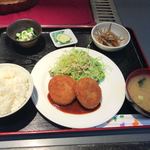Oshiyokujidokoro Sankiyuu - 和風三品定食（850円税込）のメインは、自家製ビーフコロッケ。山盛りサラダのドレッシングはバージンオリーブオイルを使用したゴマ風味。