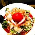 らー油肉つけうどんの南哲 - 和野菜と太陽のトマト冷製うどん　大盛600gだと１０２０円(税込)　湯剥きの甘いトマトが丸ごとセンターに。その手前には茗荷の酢漬け？