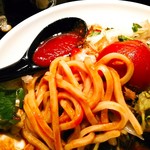 らー油肉つけうどんの南哲 - 冷製トマトスープに染まる腰が非常に強い自家製うどん。