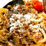 らー油肉つけうどんの南哲 - 牛バラ肉の甘辛煮と粉チーズを載せてみる。