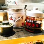 らー油肉つけうどんの南哲 - 評判の自家製火吹きらー油。小さな容れ物には生姜。自家製辛子昆布は余り辛くない。