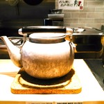 らー油肉つけうどんの南哲 - そば湯ならぬうどん湯＝うどんの茹で汁はかわいいやかんで出てきます。