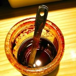 らー油肉つけうどんの南哲 - 火吹きらー油は辛党の期待に応える辛さ。