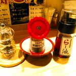 らー油肉つけうどんの南哲 - ミル入りペッパー、白胡麻を黒くなるまで煎ったもの、風味重視の辛くない自家製らー油。