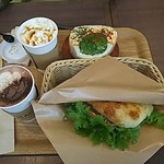 NICOLAO Coffee And Sandwich Works - ハムのパニーニ、奥はレタスのパンドミ